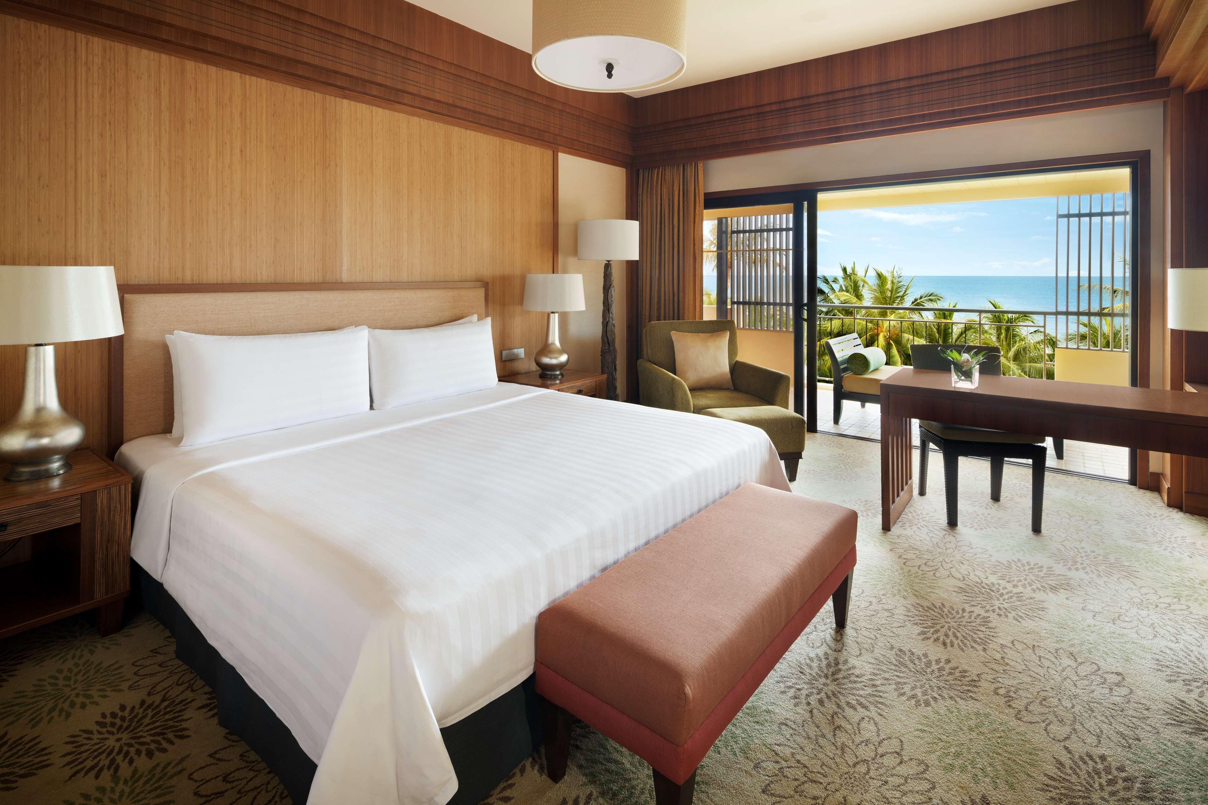 Shangri-La Rasa Sayang, Penang Batu Feringgi Εξωτερικό φωτογραφία A guest room at the Hilton Maldives Iru Veli