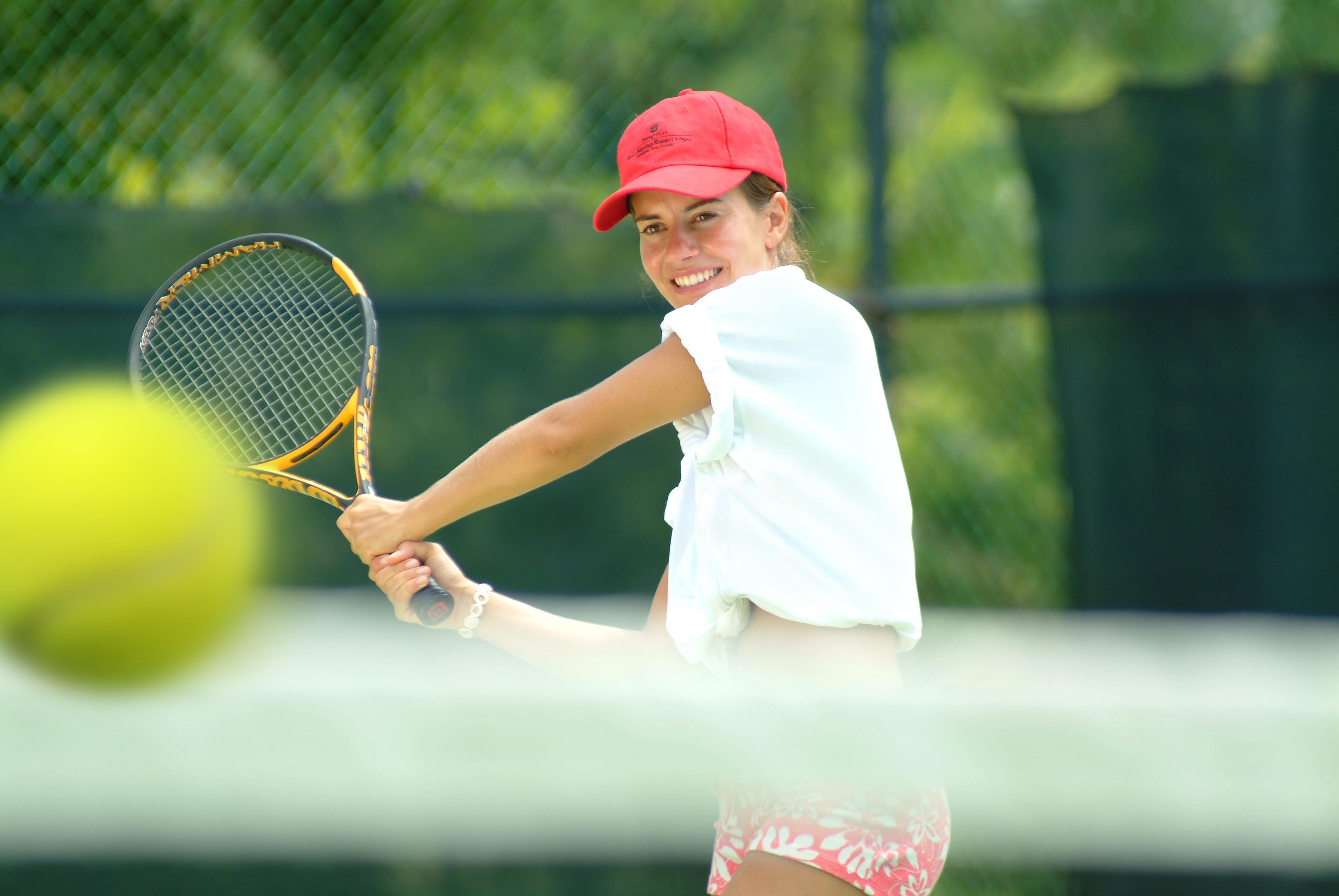 Shangri-La Rasa Sayang, Penang Batu Feringgi Εξωτερικό φωτογραφία A player preparing to hit a backhand