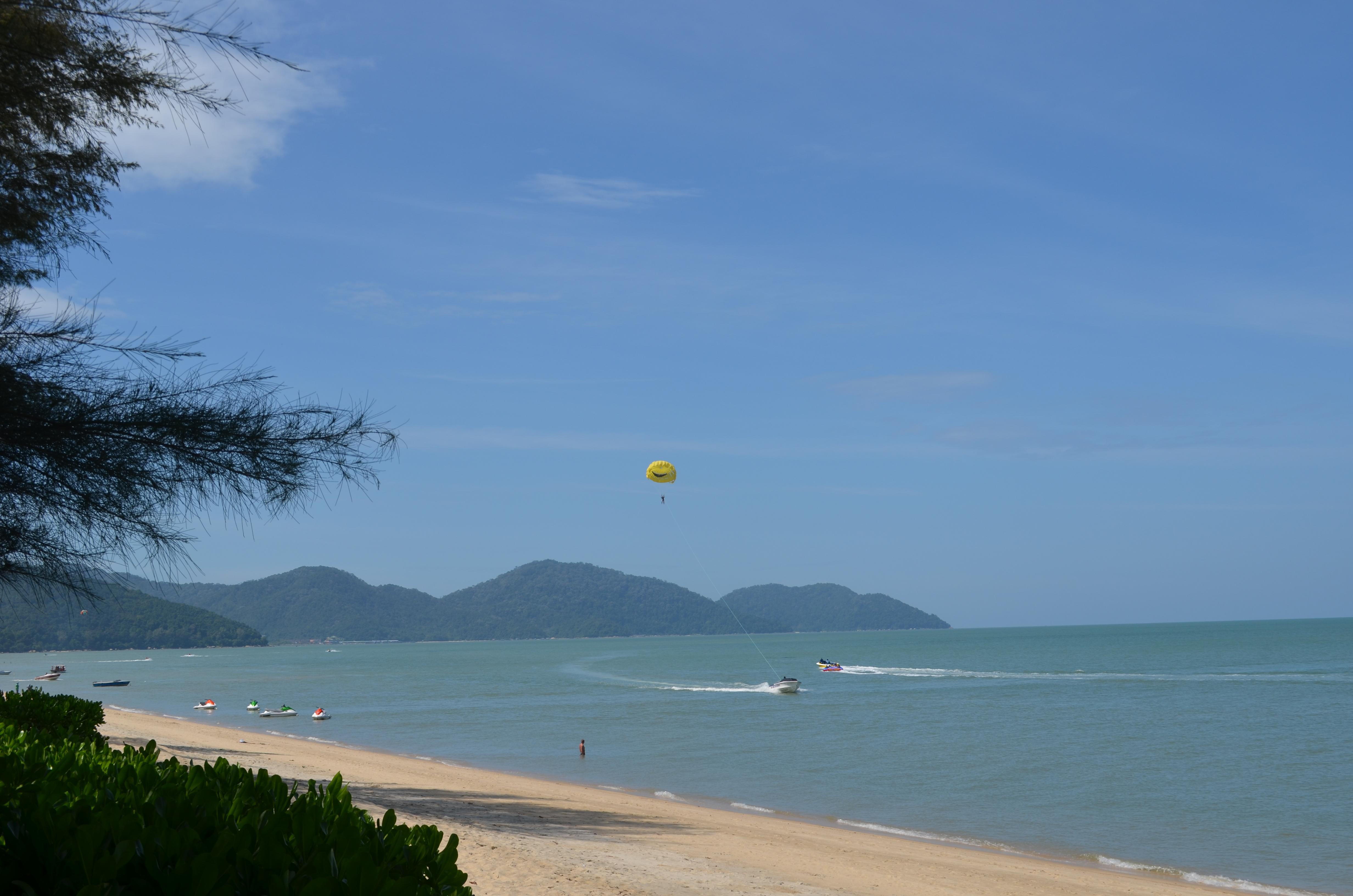Shangri-La Rasa Sayang, Penang Batu Feringgi Εξωτερικό φωτογραφία Parachute at Hua Hin Beach
